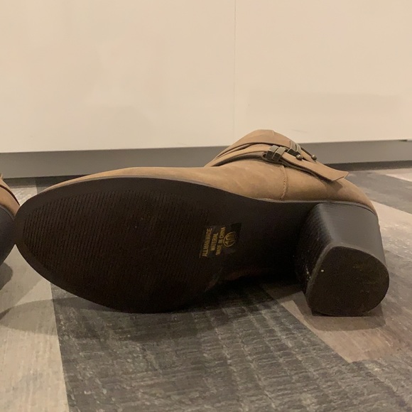 Women’s heeled boots, size 10. - Picture 8 of 9